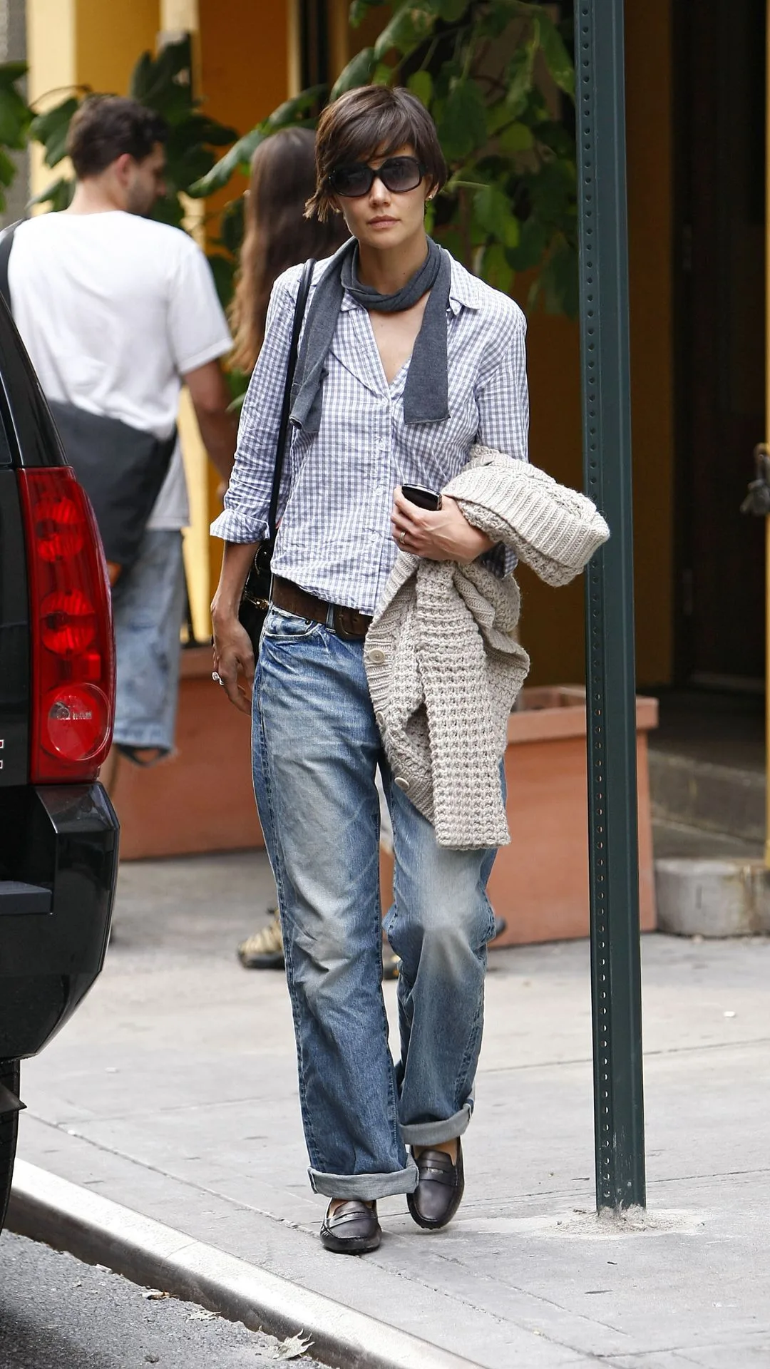 millennial fashion icon katie holmes wears jeans a shirt and a mini scarf