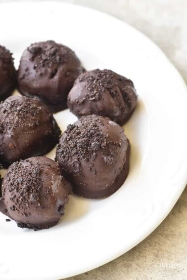 No Bake Oreo Truffles Recipe - These No Bake Oreo Truffles use just four ingredients and come together in a snap! Perfect to make throughout the year, but especially during the holidays! // addapinch.com