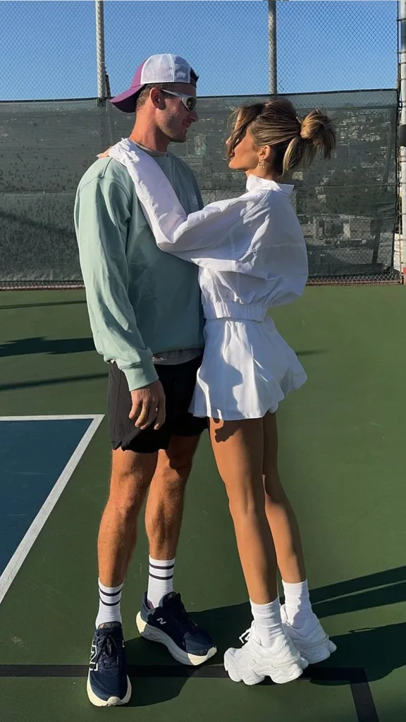 tommy paul kisses girlfirend paige lorenze on tennis court