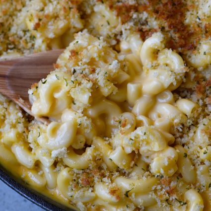 Skillet Mac and Cheese Recipe - Mac and Cheese is the ultimate comfort food! This easy cheesy sauce combined with macaroni and a buttery, crunch topping makes for the creamiest Mac and Cheese! // addapinch.com